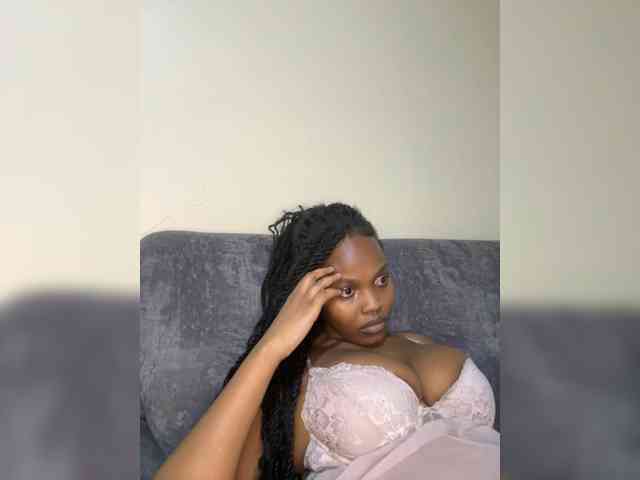 Curvy-maxy9 Live Webcam on BongaCams