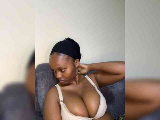 Curvy-maxy9 webcam