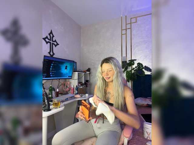 le modèle WhiteMinti est en webcam porno dans un show sur le site bongacams, il possède les tags suivants: White/Caucasian,Blonde,Shaved