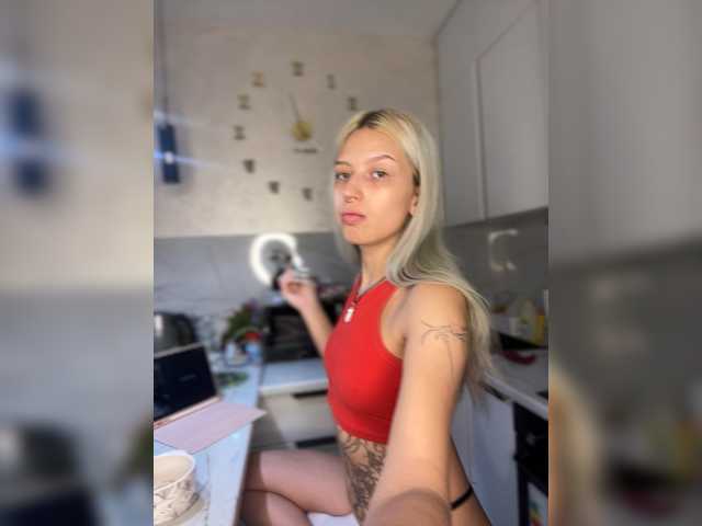 WhiteMinti — live female cam