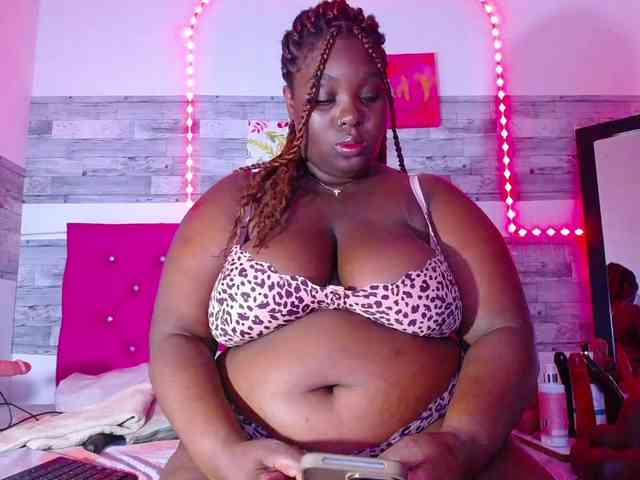 ebony-NeighborMoans webcam