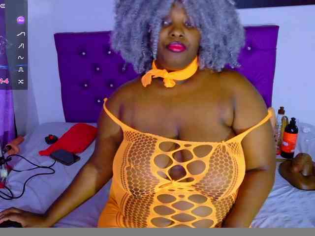 ebony-NeighborMoans webcam