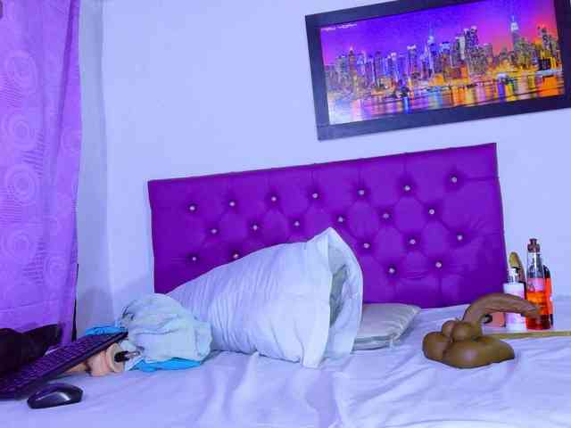 Modelo: ebony-NeighborMoans