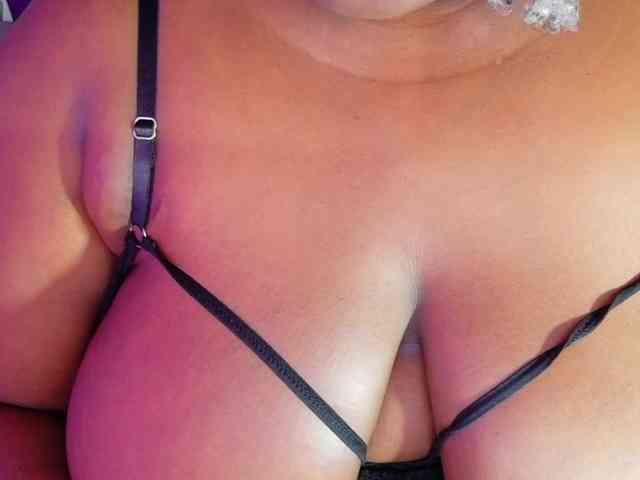 ebony-NeighborMoans webcam