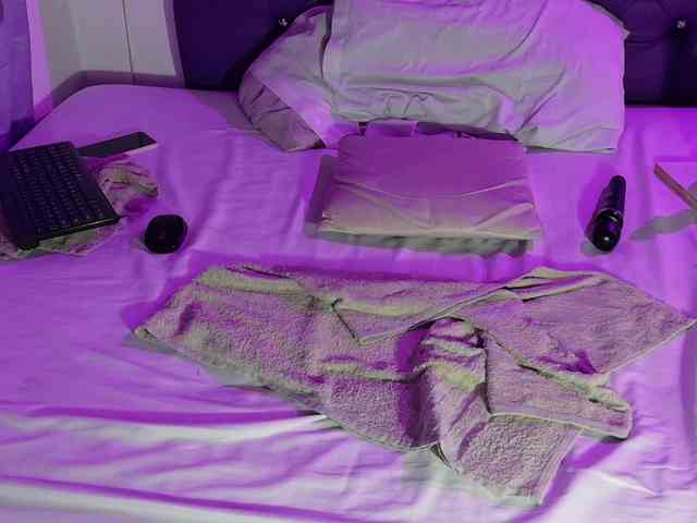 ebony-NeighborMoans webcam