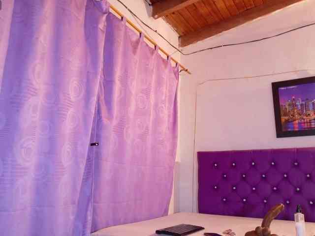 ebony-NeighborMoans webcam