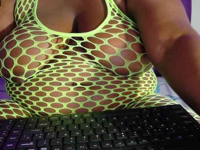 ebony-NeighborMoans webcam