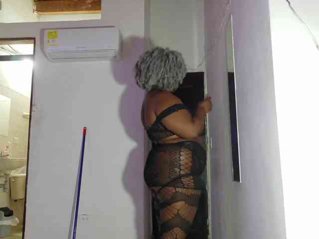 ebony-NeighborMoans webcam