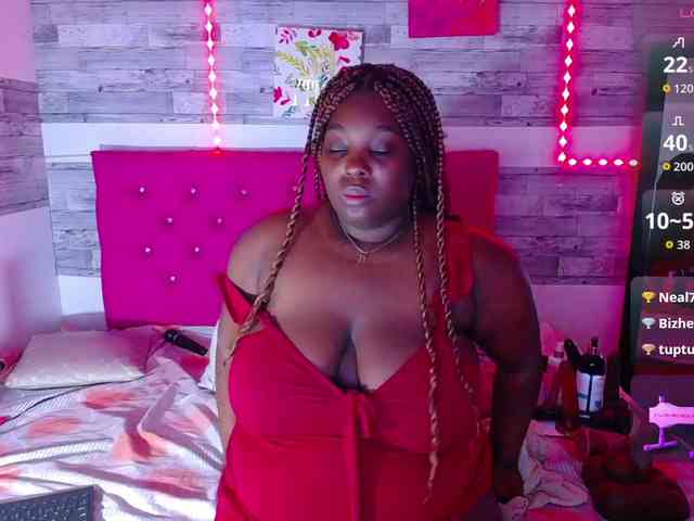 Modella: ebony-NeighborMoans
