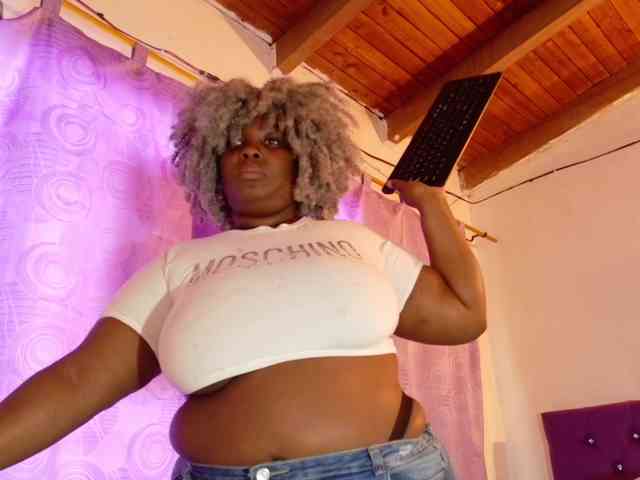 ebony-NeighborMoans webcam