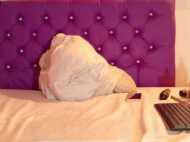 ebony-NeighborMoans webcam