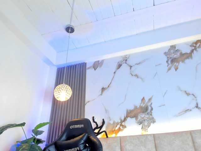 KhateMiller, live now on BongaCams