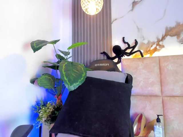 KhateMiller, live now on BongaCams