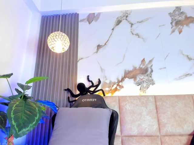 KhateMiller, en directo ahora en BongaCams