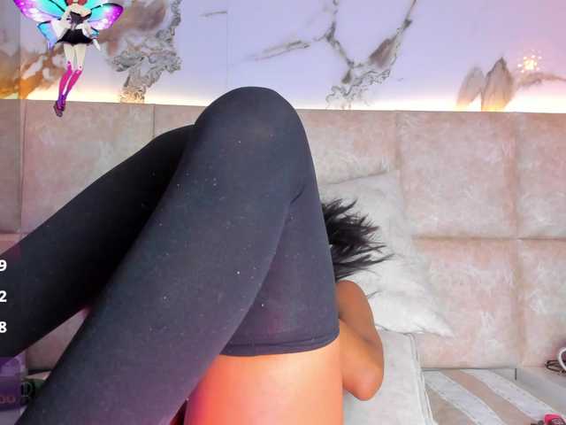 le modèle KhateMiller est en webcam porno dans un show sur le site bongacams, il possède les tags suivants: Ebony,Brunette,Shaved