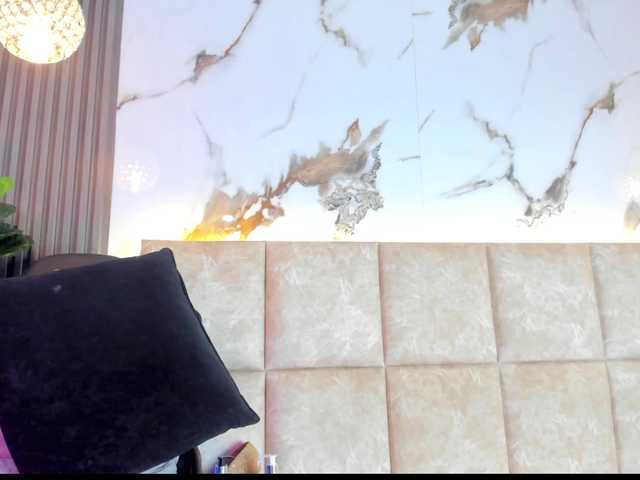Chat with KhateMiller live cam