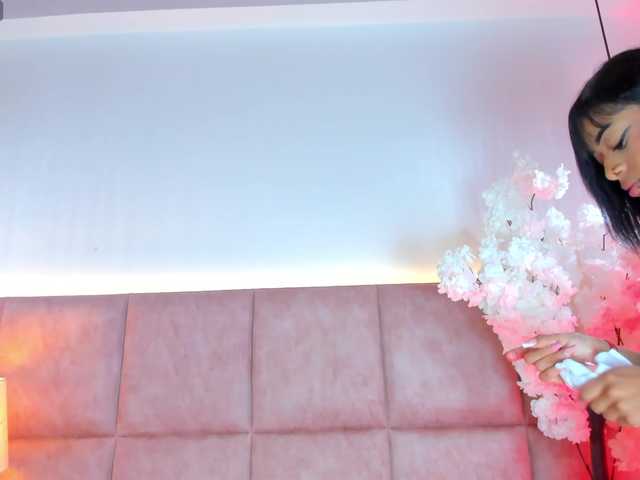 KhateMiller Live Cam and Statistics on UnifiedCams