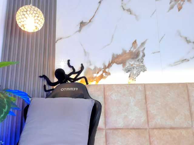 KhateMiller, en directo ahora en BongaCams