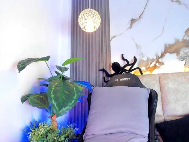 KhateMiller, live now on BongaCams