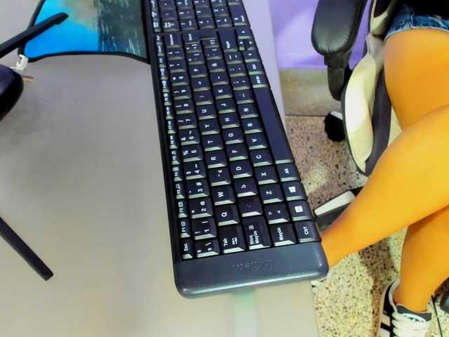 shy-luna18 live cam on BongaCams