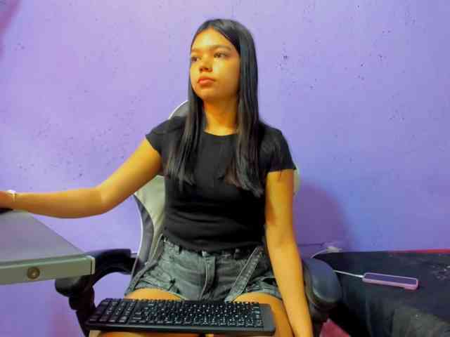 shy-luna18 webcam
