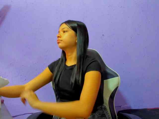 shy-luna18 webcam
