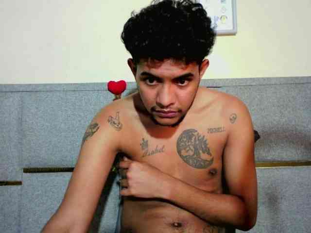 Masterbbcdominant23's cam show statistics and live stream