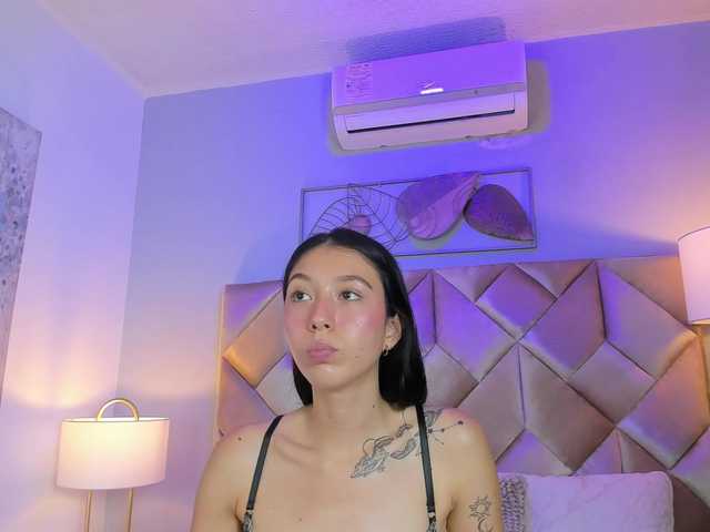 le modèle DullceEstrella est en webcam porno dans un show sur le site bongacams, il possède les tags suivants: Latino/Hispanic,Brunette,Shaved