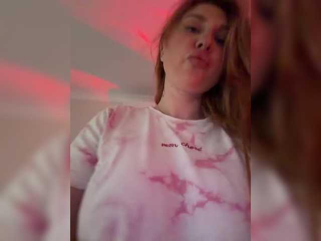 Stiflers_mom live cam preview