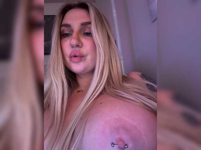 Kotofeyka1 live cam on BongaCams