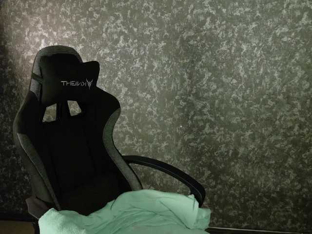 KIKIKrash live webcam show