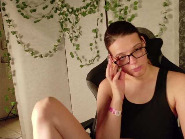KIKIKrash live webcam show
