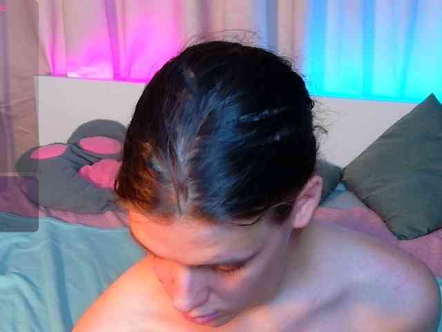 KIKIKrash webcam