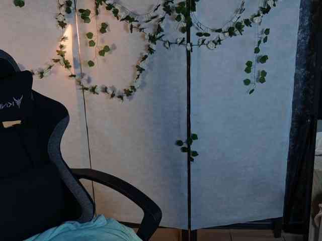 KIKIKrash webcam