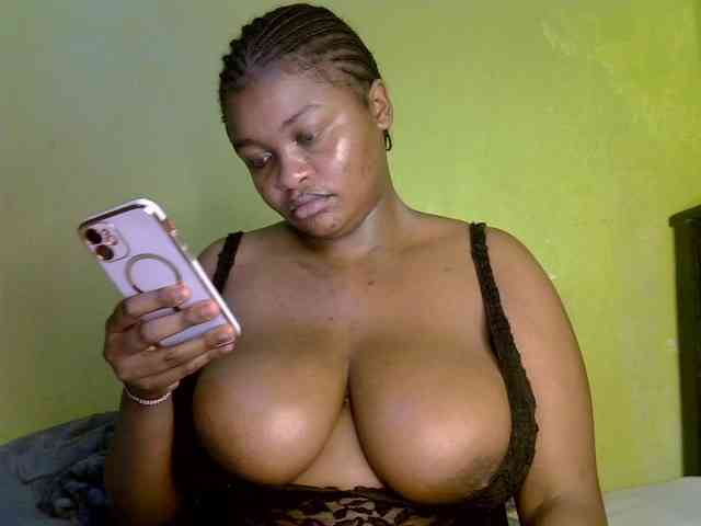 bigtitsqueen33 webcam
