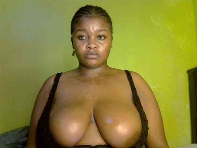 bigtitsqueen33 webcam