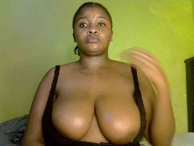bigtitsqueen33 webcam