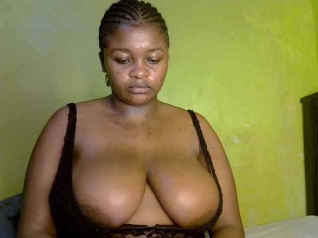 bigtitsqueen33 webcam