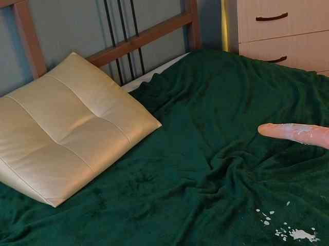 Model ini sedang live sekarang. WhiteKelly