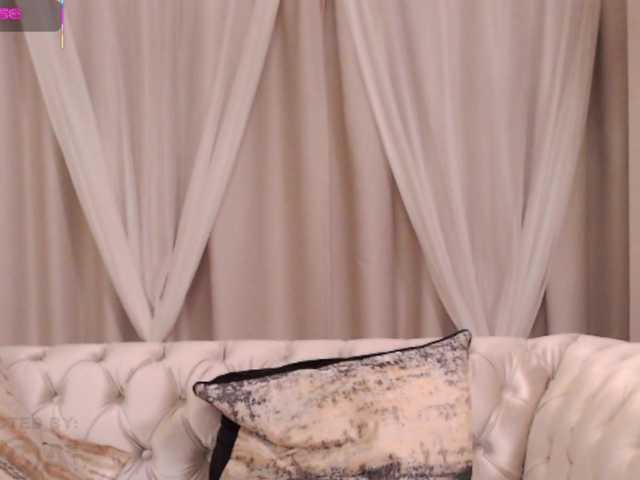 Laydee-E live cam on BongaCams
