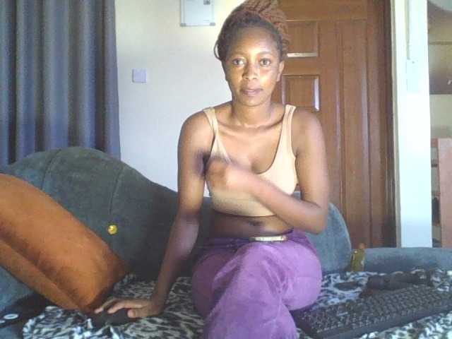 Elarah, live now on BongaCams