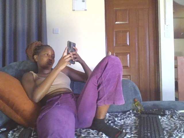 Elarah live cam on BongaCams