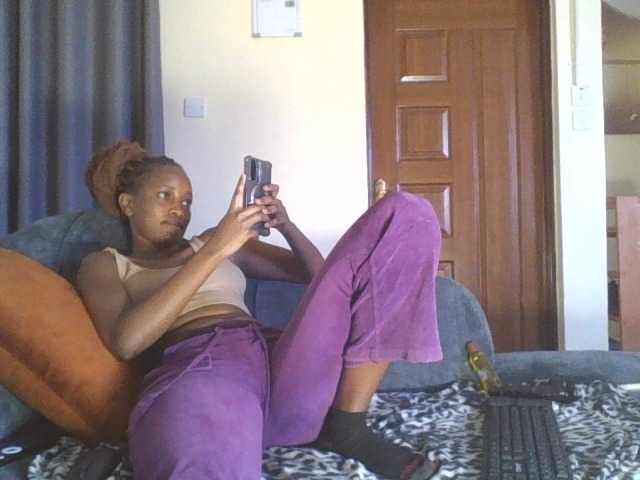 Elarah, live now on BongaCams
