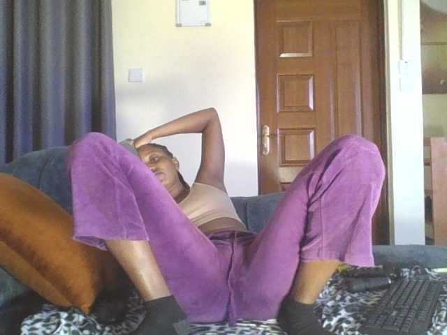 Elarah live cam on BongaCams