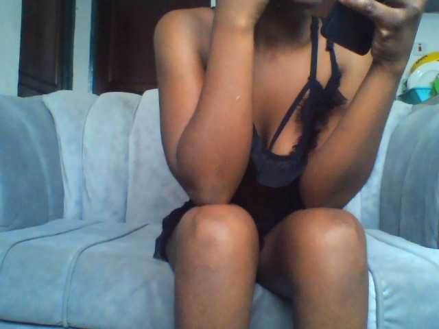 le modèle Tashabuari1 est en webcam porno dans un show sur le site bongacams, il possède les tags suivants: Ebony,Brunette,Hairy