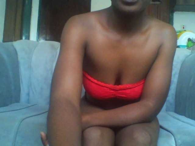 le modèle Tashabuari1 est en webcam porno dans un show sur le site bongacams, il possède les tags suivants: Ebony,Brunette,Hairy