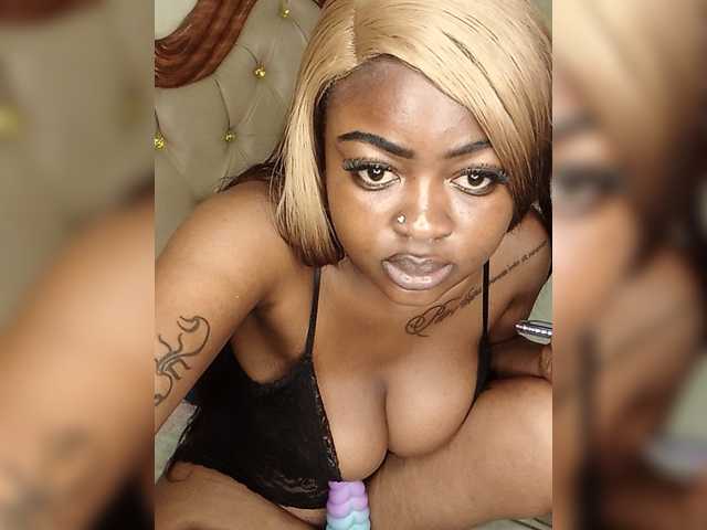 Bustychichi live cam on BongaCams