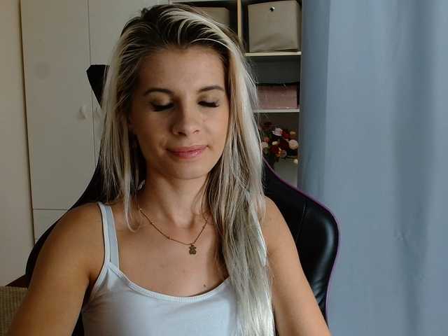 KristineNatural live cam on BongaCams