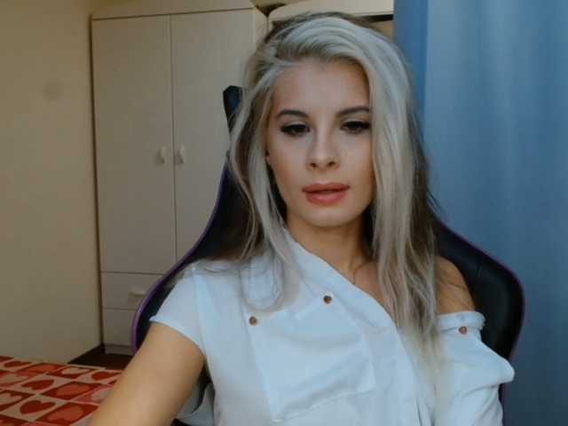 KristineNatural live cam preview