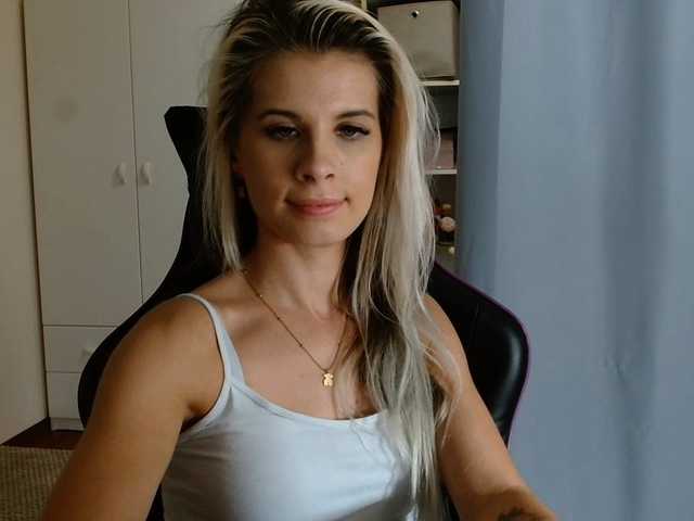 KristineNatural live cam preview